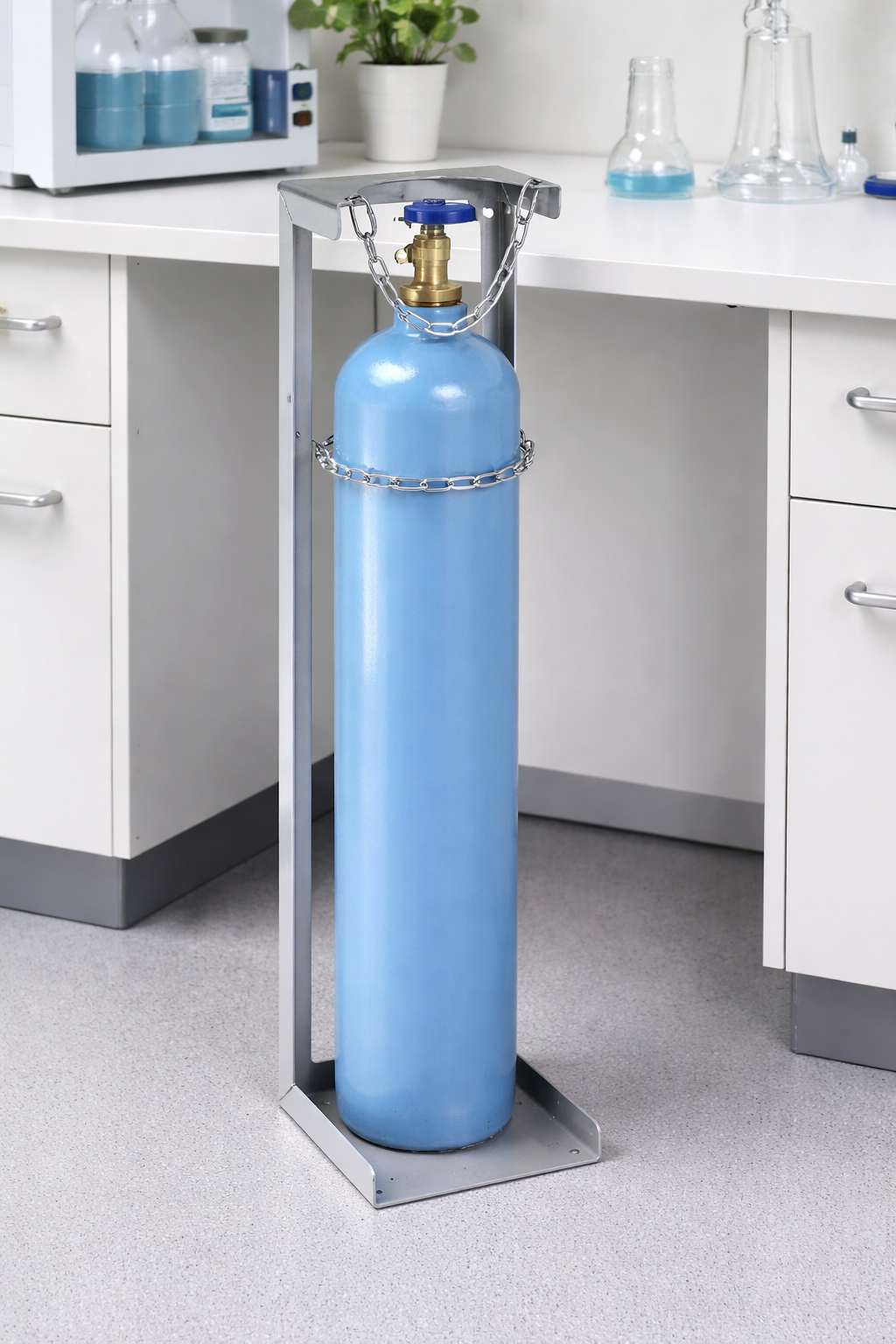 Heavy-duty steel fire extinguisher stand UK with retaining chain for professional facilities