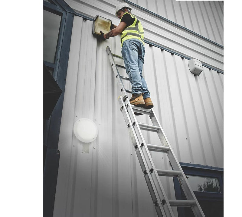 Premium Grade Triple Extension Ladder For Professional Use - 9.6m