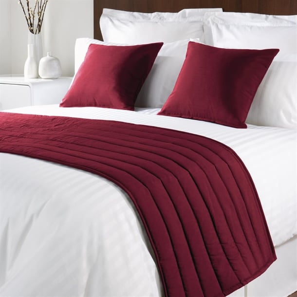 Comfort Simplicity Bed Runner Raspberry